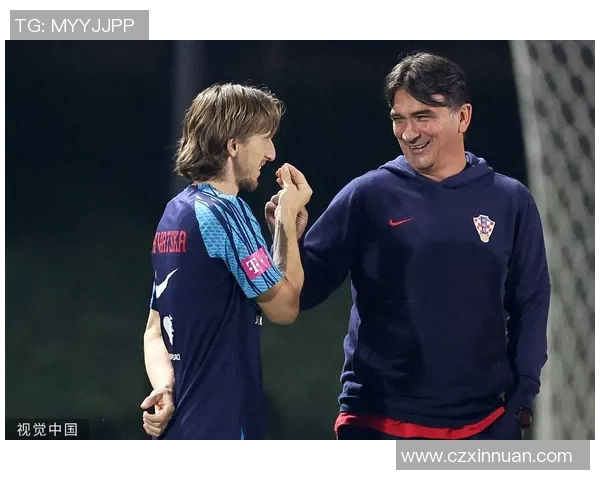 足球明星与孩子们的亲密时光：传承梦想与激情的温馨瞬间