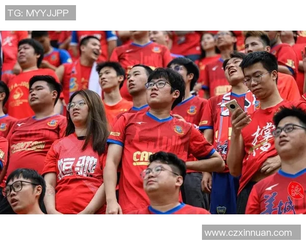 足球明星进球后与球迷互动的精彩瞬间与感人故事